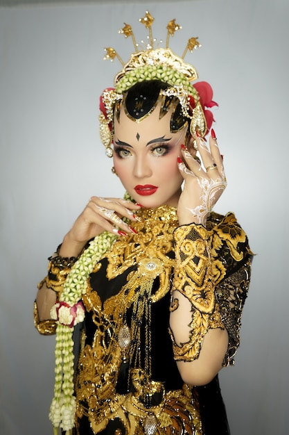 Kobieta ma na sobie tradycyjny jawajski strój i makijaż