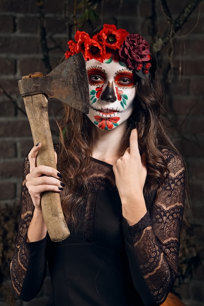 Kobieta makijaż czaszki cukru. Sztuka malowania twarzy.
