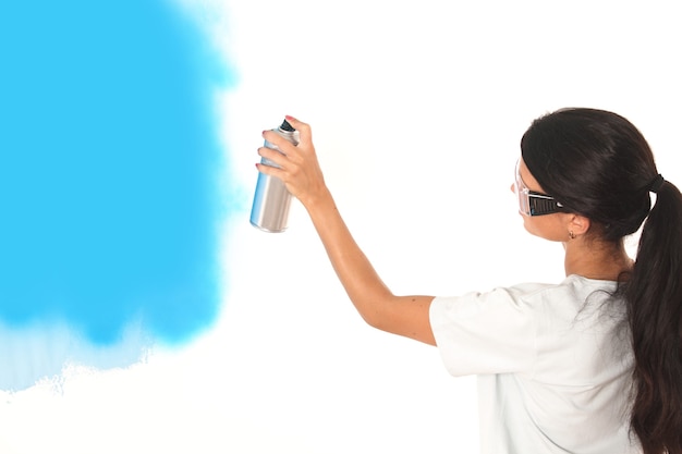 Zdjęcie kobieta maluje ścianę na niebiesko na białym tle