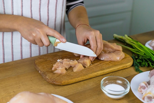 Zdjęcie kobieta marynowanie mięsa z kurczaka selektywne skupienie