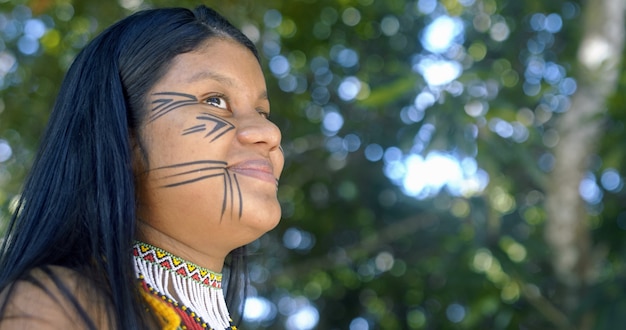 Kobieta młoda Indianka z plemienia Pataxó. Brazylijski Indianin.