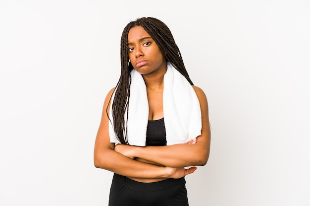 Kobieta Młody Sport African American Na Białym Tle Niezadowolony Patrząc W Kamerę Z Sarkastycznym Wyrazem.