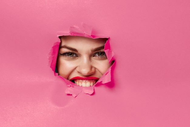 Kobieta moda uroda portret z rozdartych kolorowych papierowych części twarzy