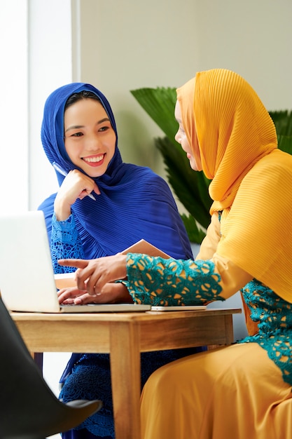 Kobieta muzułmańska studentka omawiania pracy domowej