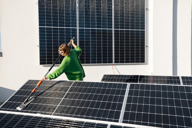 Kobieta myjąca panele słoneczne na dachu