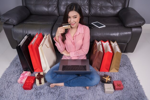 Kobieta Myśleć I Używać Laptop Dla Online Zakupy Z Kredytową Kartą W żywym Pokoju