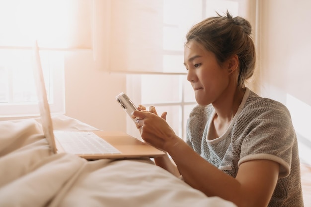 Kobieta na czacie online z klientem w koncepcji sypialni w biznesie sprzedaży online