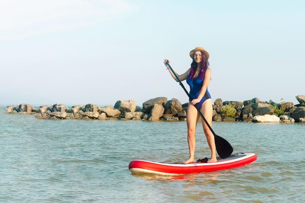 Kobieta na desce stand up paddle SUP