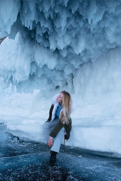 Kobieta na jeziorze Bajkał wśród lodowych skał