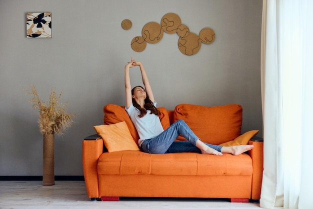Kobieta na kanapie odpoczywa zabawa Komfortowe apartamenty