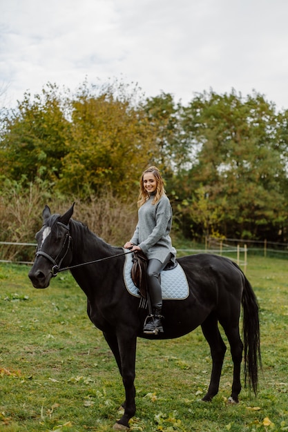 Kobieta Na Koniu Na Rancho. Jazda Konna, Czas Hobby. Pojęcie Zwierząt I Człowieka