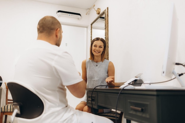 Kobieta na konsultacji z dermatologiem