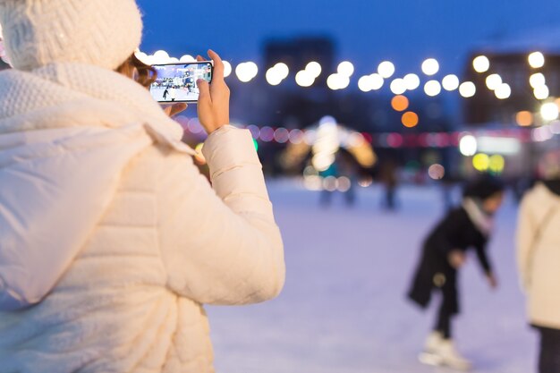 Kobieta Na Lodowisku Jeździ Na łyżwach I Robi Selfie Na Smartfonie Sylwestra I Wróżka Bożonarodzeniowa