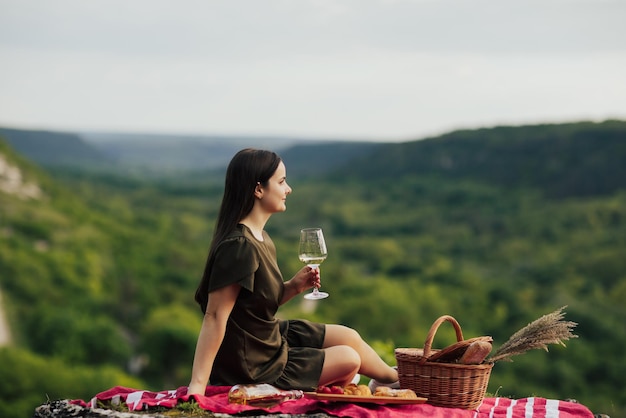 kobieta na pikniku w górach w letni dzień