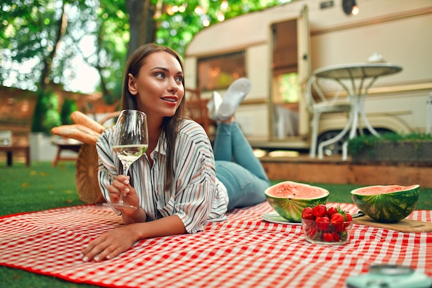 Kobieta na pikniku w pobliżu przyczepy