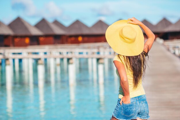 Kobieta na plaży ciesząc się letnimi wakacjami patrząc na morze