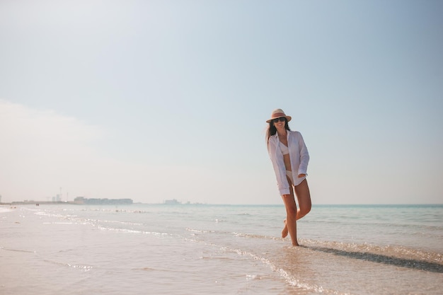 Kobieta na plaży ciesząca się letnimi wakacjami