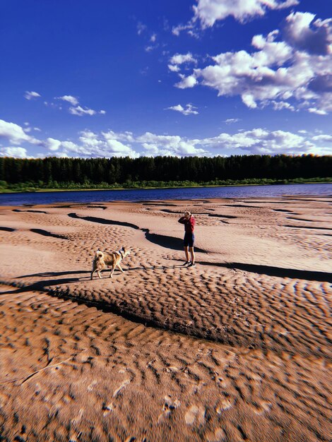 Kobieta na plaży na tle nieba