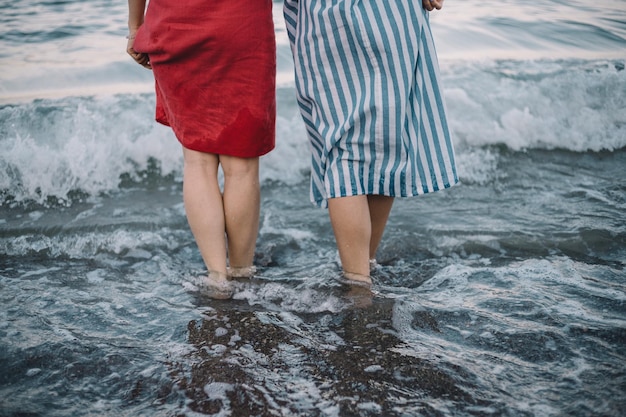 Kobieta na plaży przebywa w morskiej wodzie