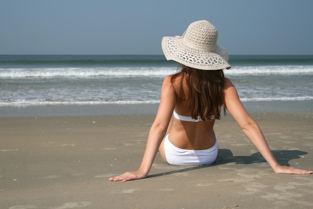 Kobieta Na Plaży W Pobliżu Morza I Błękitnego Nieba