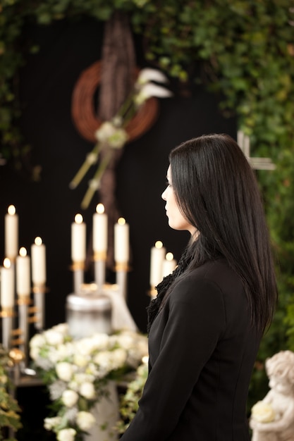 Zdjęcie kobieta na pogrzebie
