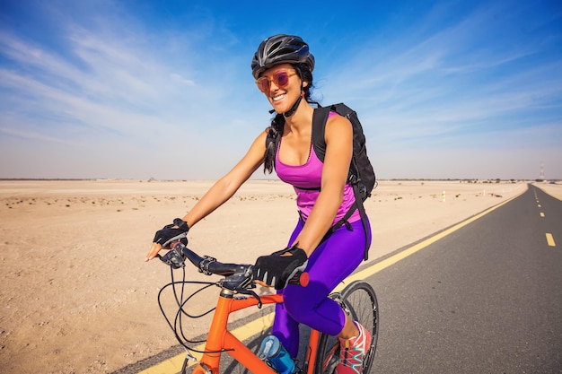 Kobieta na rowerze na pustyni