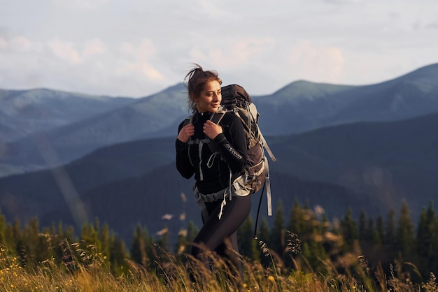 Kobieta na spacerze Majestic Karpaty Piękny krajobraz dziewiczej przyrody