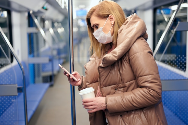 Kobieta Na Stacji Metra Nosząca Na Twarzy Ochronną Chirurgiczną Maskę Higieniczną Zapobiega Ryzyku Koronawirusa