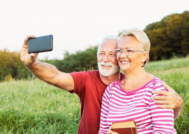 Zdjęcie kobieta na świeżym powietrzu starsza para szczęśliwy styl życia emerytura razem uśmiechnięta miłość selfie kamera dojrzały