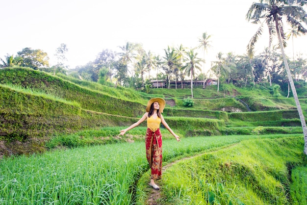 Kobieta na tarasie ryżu Tegalalang na Bali