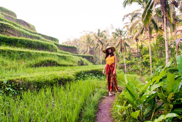 Kobieta na tarasie ryżu Tegalalang na Bali