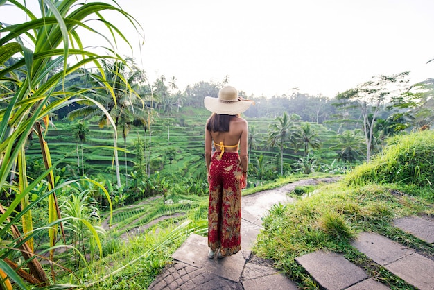 Kobieta na tarasie ryżu Tegalalang na Bali