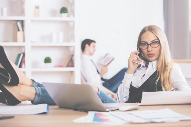 Kobieta na telefonie robi papierkową robotę