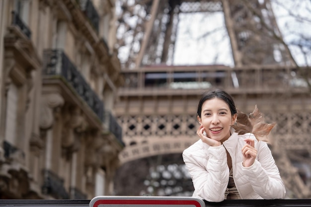Kobieta na ulicy w Paryżu z Wieżą Eiffla Paryż Francja