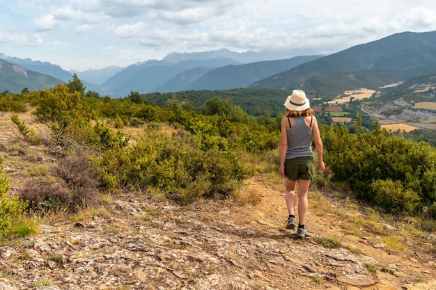 Kobieta na wędrówce między wioskami Las Latas do Larrede w pobliżu Sabinanigo Pyrenees Aragon