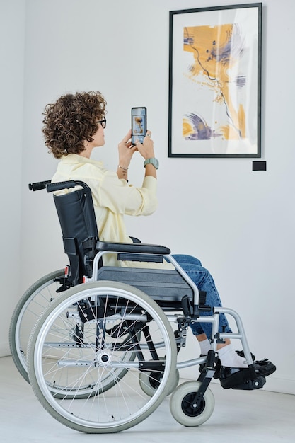Kobieta na wózku inwalidzkim odwiedzająca galerię sztuki