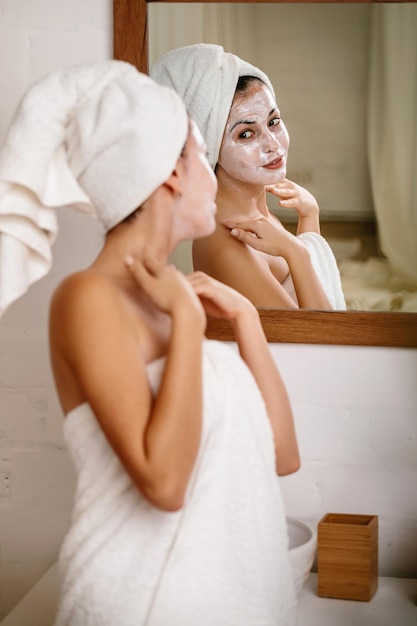 Kobieta nakłada maskę na twarz