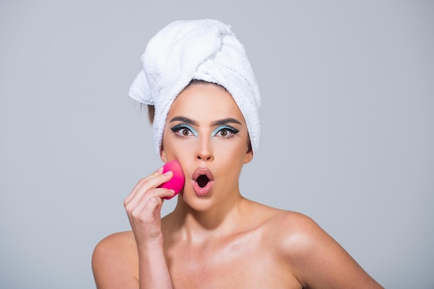 Kobieta nakładająca podkład za pomocą gąbki na twarz Nałóż tonik na kontury policzka i rozświetlacz Krem do twarzy Podkład tonalny Gąbka kosmetyczna Beauty Blender