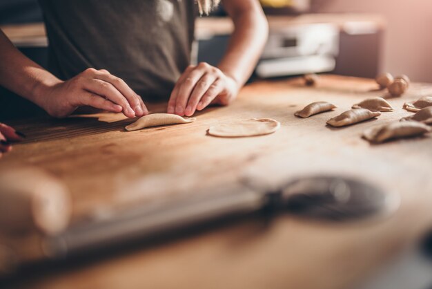 Kobieta napełniania ravioli kremem czekoladowym