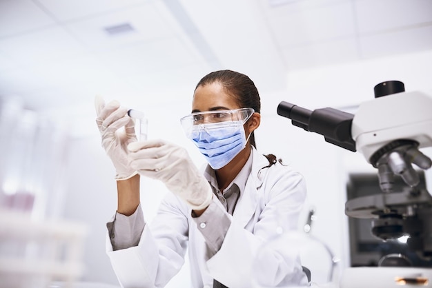 Kobieta naukowiec bada probówkę i medycynę w laboratorium z maską chemiczną i szczepionką przeciwko ospie małpy Praca w szpitalu i fiolka naukowa do badań chemicznych i pracy nad leczeniem chorób w klinice