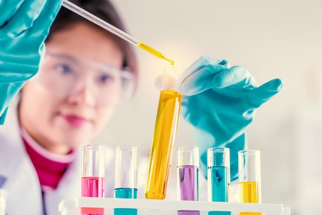 Kobieta naukowiec pracująca nad substancjami chemicznymi