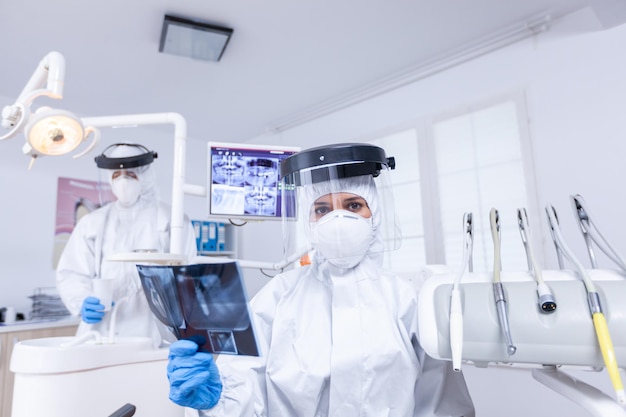 Kobieta naukowiec pracująca w laboratorium