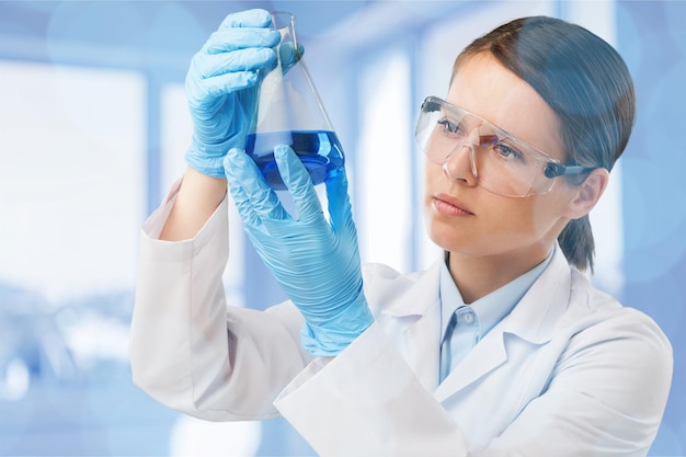 Kobieta naukowiec pracująca w laboratorium