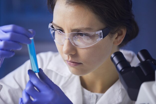 Kobieta naukowiec studiuje próbkę testową