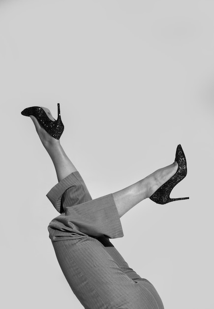 Zdjęcie kobieta nogi buty szpilki na białym tle