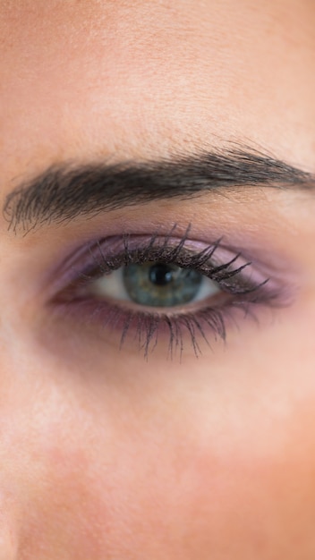 Kobieta nosi fioletowy cień do oczu
