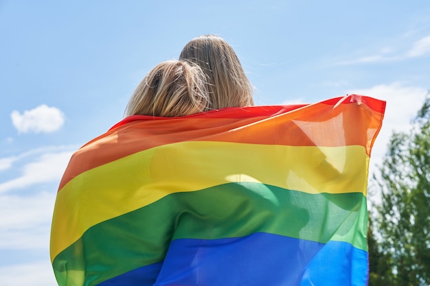 Kobieta Nosi Flagę Lgbt Na świeżym Powietrzu. Zdjęcie Wysokiej Jakości