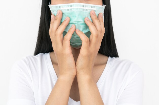 Kobieta Nosi Maskę Na Twarz, Która Chroni Przed Rozprzestrzenianiem Się Koronawirusa