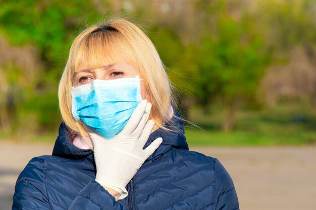 Kobieta nosi maskę podczas wybuchu wirusa korony i wybuchu grypy.