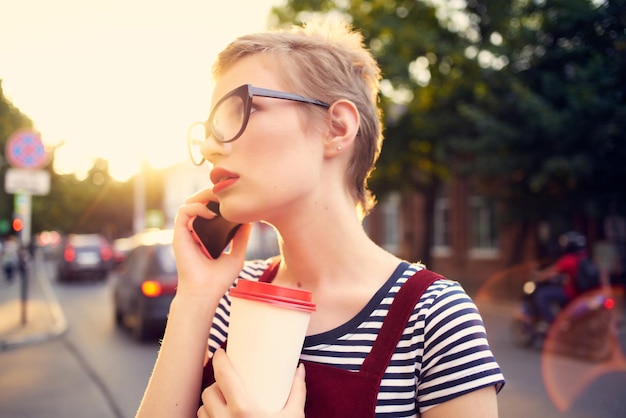 Kobieta nosi okulary przeciwsłoneczne na zewnątrz chodzić moda letni styl życia